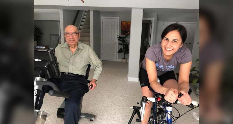 Un homme âgé et une jeune femme participent à une séance de vélo stationnaire