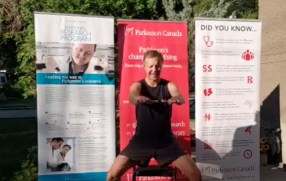 Le kinésiologue Lance Letain effectuant un exercice à l'extérieur